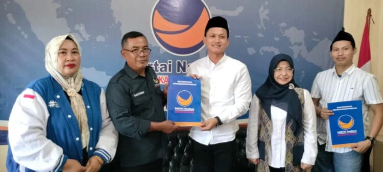 Iing - Dewi, kembalikan formulir pendaftaran Bakal Calon Bupati dan Balon Wabup Pandeglang, ke DPD Partai NasDem, Selasa (7/5/2024). (ADIB FAHRIE/SATELITNEWS.COM)