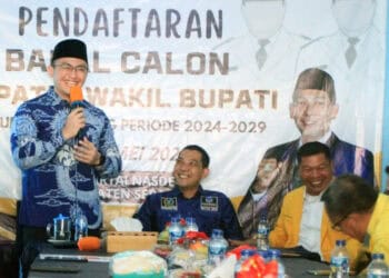 Andika Hazrumy, kembalikan formulir penjaringan di DPC NasDem Kabupaten Serang. (SIDIK/SATELITNEWS.COM)