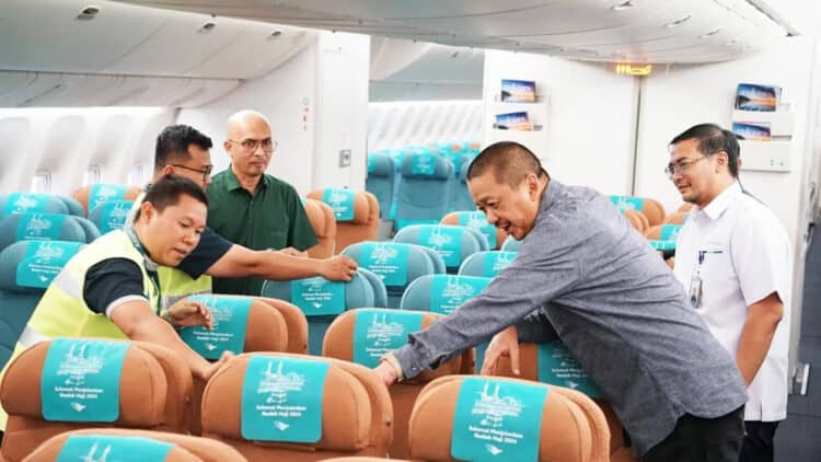 Direktur Utama Garuda Indonesia Irfan Setiaputra memeriksa kesiapan pesawat mengangkut jamaah haji. (ISTIMEWA)