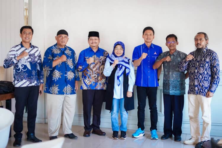 Iing - Dewi berfoto bersama, dengan Ketua dan tim Satgas Pilkada 2024 Partai Demokrat Pandeglang. (ISTIMEWA)