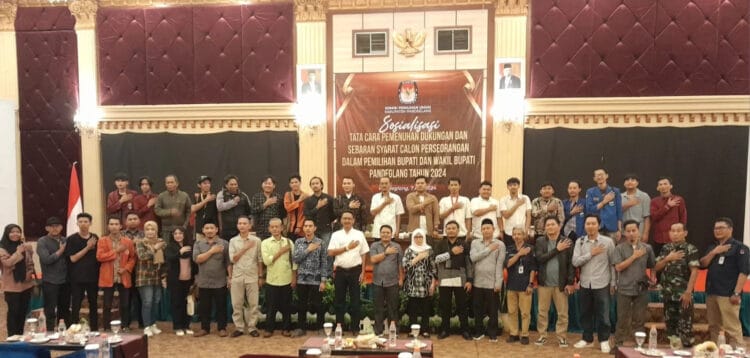 Komisioner KPU Kabupaten Pandeglang, berfoto bersama usai menggelar sosialisasi Pendaftaran dan Tahapan Pilkada Calon Perseorangan. (ISTIMEWA)