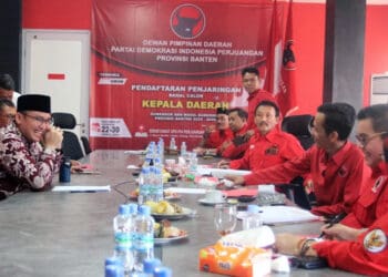 Andika Hazrumy (kiri) di kantor DPD PDIP Provinsi Banten. (ISTIMEWA)