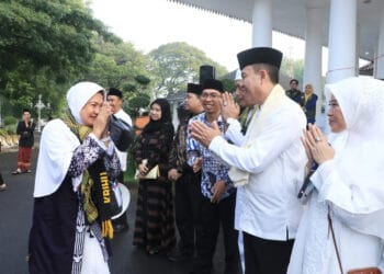 Sekda Kabupaten Serang Nanang Supriatna, melepas keberangkatan Calon Jemaah Haji (Calhaj), di halaman Pendopo Bupati Serang. (ISTIMEWA)