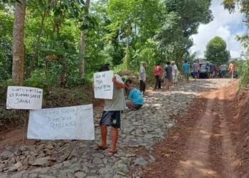 Sejumlah warga Desa Cinoyong, Kecamatan Carita, Kabupaten Pandeglang, sedang memperbaiki jalan secara swadaya. (ISTIMEWA)