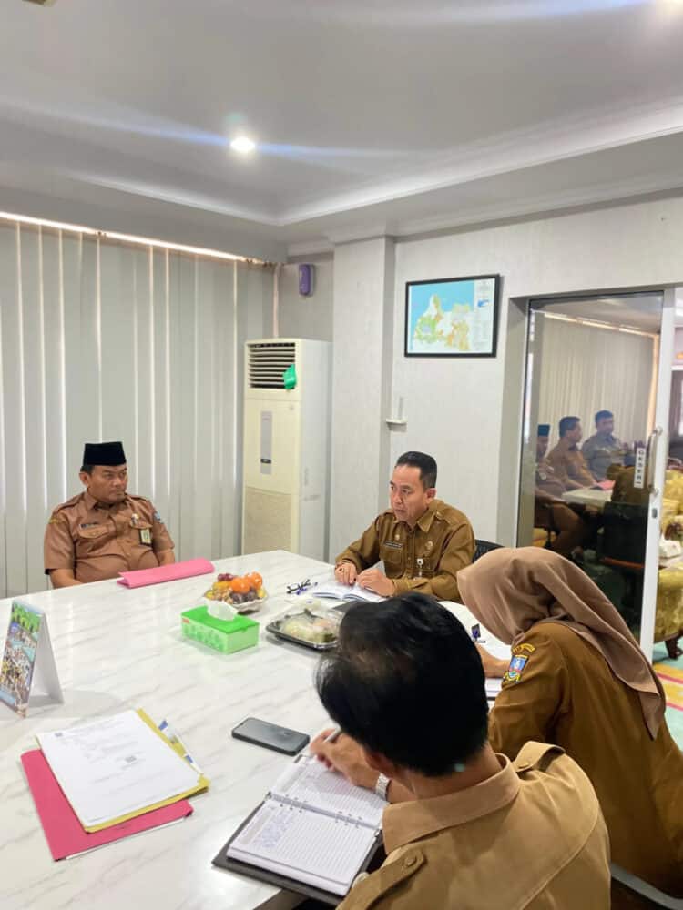 Kepala Bagian (Kabag) Kesra Setda Kabupaten Serang, Mamak Abror (kiri), tengah melakukan rapat koordinasi dengan Sekda dan jajarannya. (SIDIK/SATELITNEWS.COM)