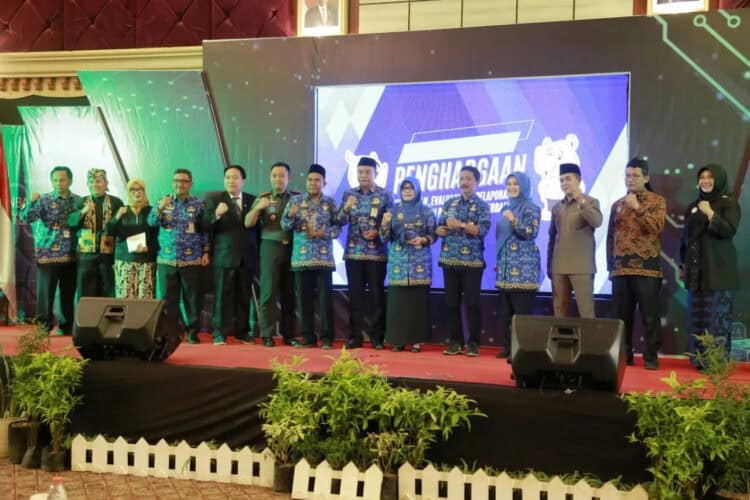 Bupati Pandeglang Irna Narulita, foto bersama dengan sejumlah pejabat di lingkungan Pemkab Pandeglang. (ISTIMEWA)