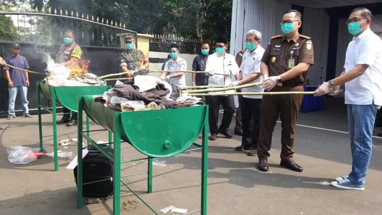 DIBAKAR: Kegiatan pemusnahan barang bukti di halaman Kantor Kejaksaan Negeri (Kejari) Kabupaten Tangerang, Pusat Pemkab Tangerang, Tigaraksa, Rabu (22/5/2024). (ALFIAN HERIANTO)
