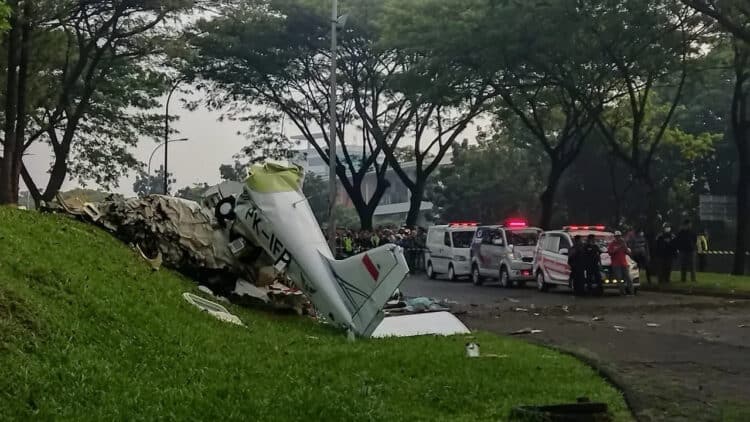 Pesawat latih PK-IFP jatuh di lapangan sunburst, BSD, Kecamatan Serpong, Kota Tangsel. (ISTIMEWA)