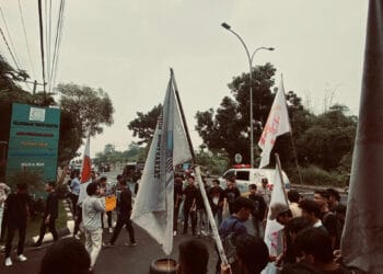 Mahasiswa melakukan unjuk rasa mendesak Kejati Banten menangkap aktor utama alih fungsi Situ Rancagede. (LUTFI/SATELITNEWS)