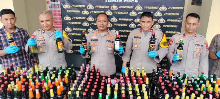 Kapolres Pandeglang AKBP Oki Bagus Setiaji, menunjukkan barang bukti berupa Miras, di halaman Mapolres setempat, Kamis (30/5/2024). (ADIB FAHRIE/SATELITNEWS.COM)