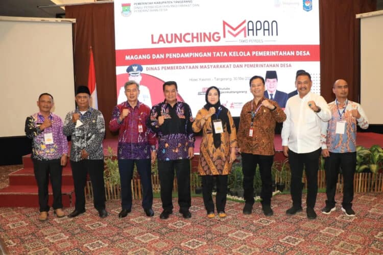 LAUNCHIN MAPAN TAKO PEMDES: Sekretaris Daerah Kabupaten Tangerang, Moch. Maesyal Rasyid bersama Kepala DPMPD Yayat Rohiman saat melaunching program magang dan pendampingan tata kelola pemerintahan desa atau Mapan Tako Pemdes di Hotel Yasmin, Kelurahan Binong, Kecamatan Curug, Kamis (30/5). (ISTIMEWA)