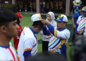 Penjabat (Pj) Wali Kota Tangerang Nurdin, melepas kontingen atlet yang siap bertanding pada Pekan Olahraga Pelajar Daerah (POPDA) XI Banten, di Puspem Kota Tangerang, Jumat (7/6/2024). (ISTIMEWA)