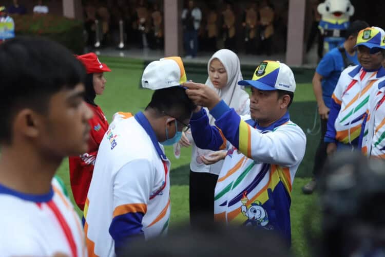 Penjabat (Pj) Wali Kota Tangerang Nurdin, melepas kontingen atlet yang siap bertanding pada Pekan Olahraga Pelajar Daerah (POPDA) XI Banten, di Puspem Kota Tangerang, Jumat (7/6/2024). (ISTIMEWA)