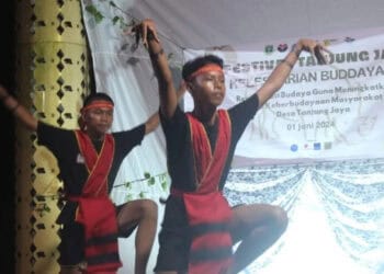 Sejumlah warga Kecamatan Cibitung, tampilkan pentas tari. (ISTIMEWA)
