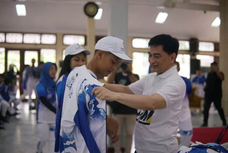 Dimyati Natakusumah, sematkan jaket kepada seorang atlet di Pandeglang, Minggu (2/6/2024). (ISTIMEWA)