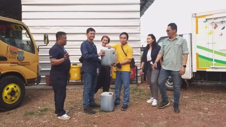 UJI COBA: Suasana uji coba solar hasil konversi sampah plastik ke dump truk pengangkut sampah dan mobil boks, yang telah disiapkan di Sekretariat BSI Palasari Kecamatan Legok. (ISTIMEWA)