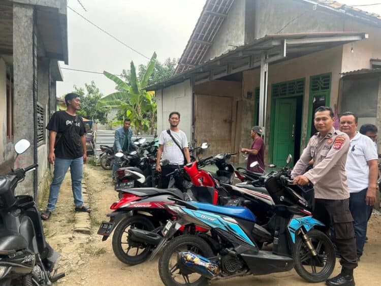 Petugas Polisi dari Polsek Ciruas, Kabupaten Serang, menggerebek aktifitas judi sabung ayam. (ISTIMEWA)