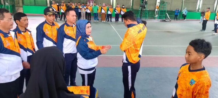 Bupati Serang Ratu Tatu Chasanah, melepas atlet Popda dan Peparpeda, yang akan bertanding di Kota Tangerang. (SIDIK/SATELITNEWS.COM)
