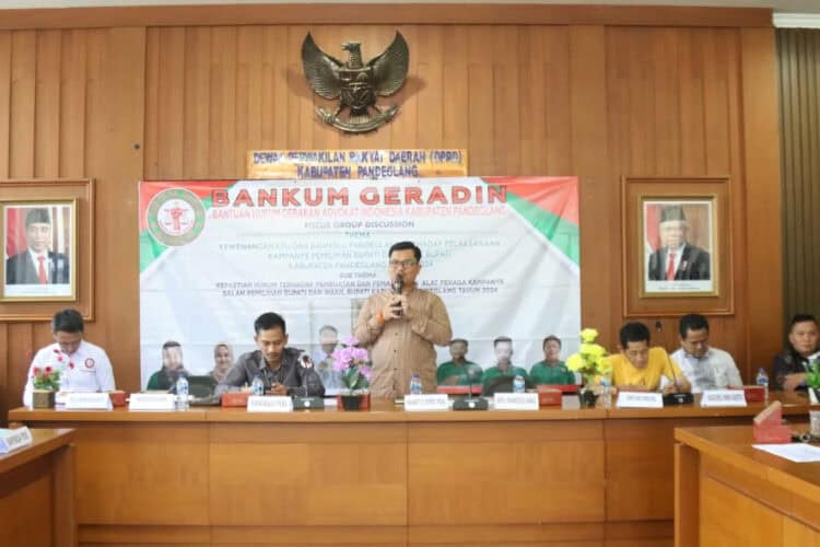 Wakil Ketua DPRD Pandeglang, Tb. Asep Rafiuddin Arief, menyampaikan pendapat di acara FGD, di gedung DPRD setempat, Selasa (4/6/2024). (ADIB FAHRIE/SATELITNEWS.COM)