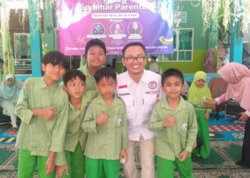 Ketua Komnas Perlindungan Anak (PA) Provinsi Banten, Hendri Gunawan (baju putih). (LUTHFI/SATELITNEWS.COM)