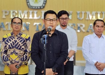 KONFERENSI PERS: Jajaran Komisioner KPU Kabupaten Tangerang saat menggelar konferensi pers di lobi Sekretariat KPU Kabupaten Tangerang, Tigaraksa. (SATELIT NEWS)