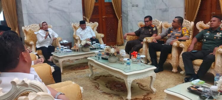 Bupati Serang Ratu Tatu Chasanah, menggelar rapat dengan Forkompinda, di ruangan pendopo, Rabu (13/6/2024). Dalam rapat tersebut, kenakalan remaja menjadi pembahasan utama. (SIDIK/SATELITNEWS.COM)