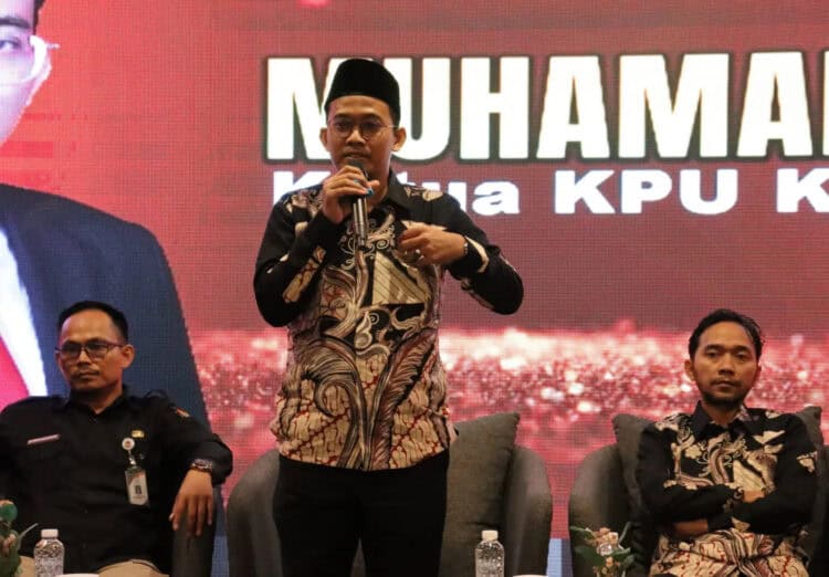 Ketua KPU Kabupaten Serang, Muhamad Nasehudin, memberikan bimbingan teknis terkait pengelolaan administrasi keuangan, di salah satu hotel di Serang. (SIDIK/SATELITNEWS.COM)