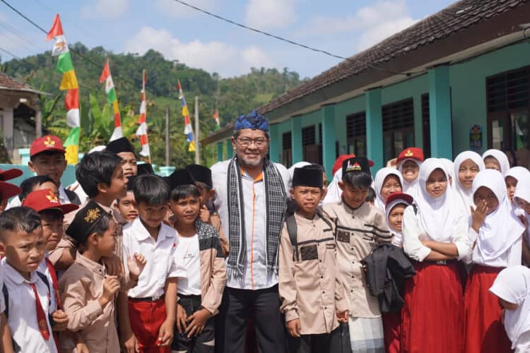 Direktur Utama Astra Tol Tamer Rinaldi saat berfoto bersama para siswa SDN 1 Datarcae seusai menyalurkan bantuan CSR-nya. (ISTIMEWA)