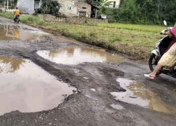 Ruas jalan Paniis, Kecamatan Koroncong, Kabupaten Pandeglang, rusak berat. Selama bertahun - tahun belum diperbaiki, sampai sekarang. (ADIB FAHRIE/SATELITNEWS.COM)