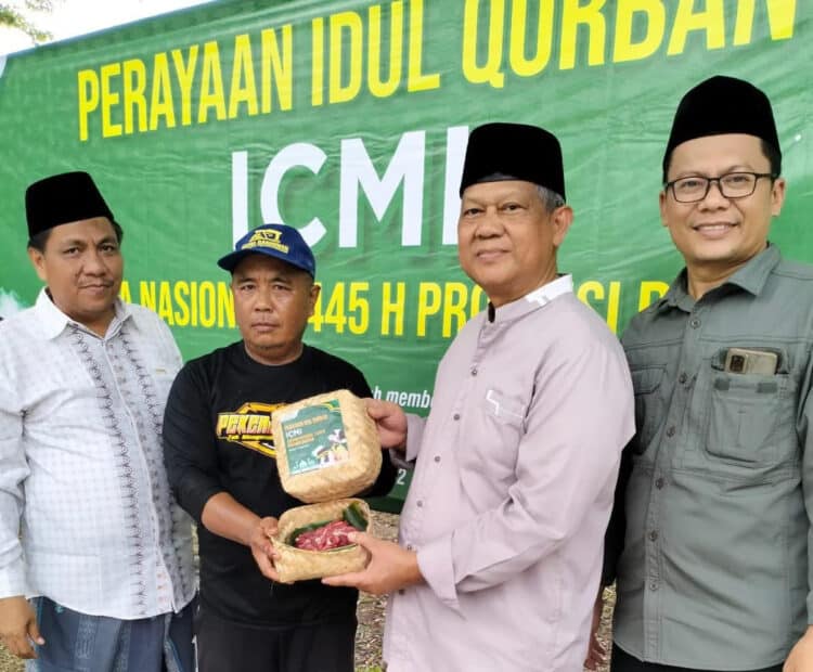 Sekjen ICMI Orwil Banten (paling kanan) Rohman, Ketua ICMI Orwil Banten Eden Gunawan (sebelahnya), menyerahkan penyaluran hewan kurban. (ISTIMEWA)