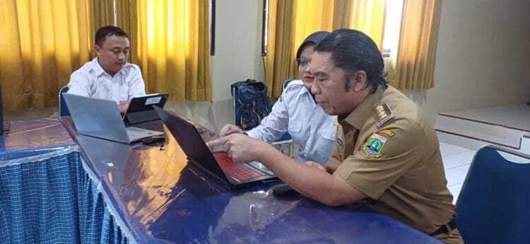 Pj Gubernur Banten Al Muktabar, meninjau pelaksanaan PPDB di SMAN 6 Kota Serang, Rabu (19/6/2024). (LUTHFI/SATELITNEWS.COM)
