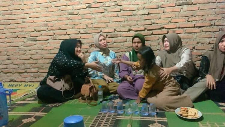 Satuan Tugas Perlindungan Perempuan dan Anak (Satgas PPA) Kabupaten Serang, memberikan pendampingan terhadap Herawati yang merupakan ibu dari Nur Laila (3) korban pembunuhan yang dilakukan ayahnya Agus, di Kampung Cibarugbug, Desa Citaman, Kecamatan Ciomas. Karena saat ini, ibu korban tersebut mengalami trauma. (SIDIK/SATELITNEWS.COM)