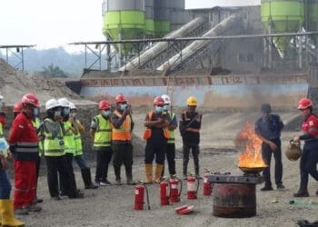 Petugas BPBDPK Kabupaten Pandeglang, melakukan sosialisasi dan simulasi penanganan kebakaran di kawasan perusahaan. (ISTIMEWA)