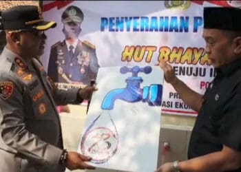 Kapolres Serang AKBP Condro Sasongko, melakukan serah terima bantuan pengeboran air, di Desa Lebak Kepuh, Jumat (21/6/2024). (ISTIMEWA)