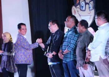 Pj Bupati Tangerang Andi Ony Prihartono menyerahkan penghargaan kepada Kepala Kejaksaan Negeri Tangerang Ricky Tommy Hasiholan dalam acara malam penganugerahan Pak Jaka Digital Award tahun 2024 di Hotel Atria Gading Serpong, Jumat (21/6). (ISTIMEWA)