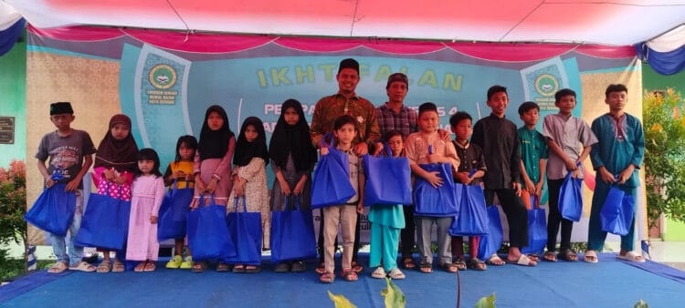 Pengurus Madrasah Nurul Najmi, berikan santunan kepada anak yatim piatu disela sela kegiatan ikhtifalan santri. (SIDIK/SATELITNEWS.COM)
