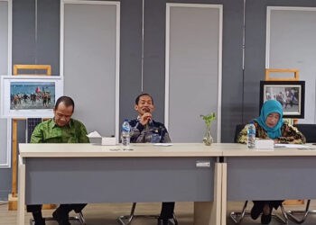 Plt Kepala Diskominfo SP Provinsi Banten Nana Suryana (tengah), saat memberikan materi pada kegiatan sosialisasi dan Bimtek terkait fenomena Judi Online (Judol), Kamis (27/6/2024). (LUTHFI/SATELITNEWS.COM)