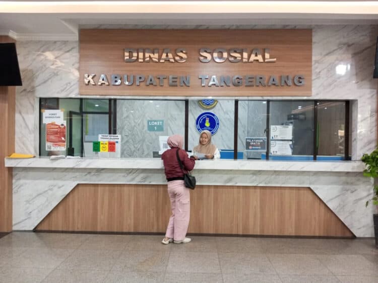 Pelayanan di loket Dinas Sosial Kabupaten Tangerang. (ISTIMEWA)