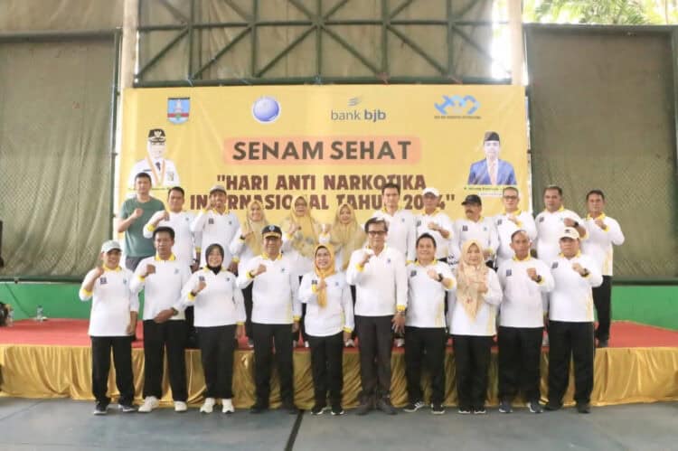 Jajaran Bupati Serang, foto bersama dengan jajaran Forkopimda, BNN dan para pelajar. (SIDIK/SATELITNEWS.COM)
