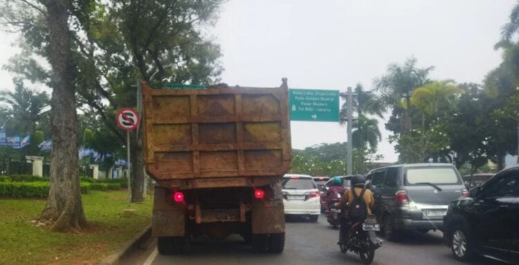 Truk pengangkut tanah melintas di Jalan Raya Serpong pada siang hari. Truk pengangkut bahan tambang hanya diperbolehkan melintas pada malam hari. (EKO SETIAWAN/SATELIT NEWS)