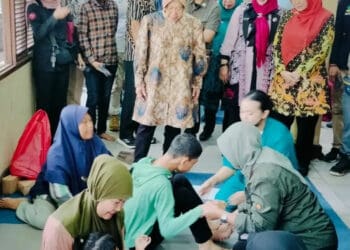 Kunjungan Kerja Mensos RI, Tri Rismaharini, didampingi Bupati Pandeglang, Irna Narulita dan jajaran pejabat terkait, Jumat (14/6/2024). (ADIB FAHRIE/SATELITNEWS.COM)