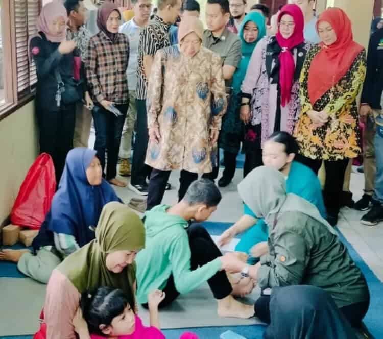 Kunjungan Kerja Mensos RI, Tri Rismaharini, didampingi Bupati Pandeglang, Irna Narulita dan jajaran pejabat terkait, Jumat (14/6/2024). (ADIB FAHRIE/SATELITNEWS.COM)