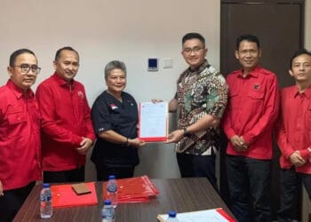 Pengurus DPW PDIP Provinsi Banten, serahkan Surat Tugas sebagai Bakal Calon Bupati Serang, kepada Andika Hazrumy, Rabu (19/5/2024). (ISTIMEWA)