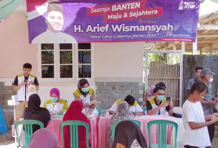 Suasana pengobatan gratis, yang digelar tim pemenangan Balon Gubernur Banten, Arief Wismansyah, di Kabupaten Lebak, Kamis (27/6/2024). (MARDIANA/SATELITNEWS.COM)