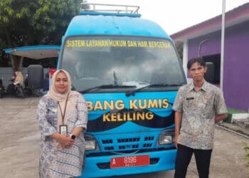 BERI DUKUNGAN: Lurah Sukamulya Kecamatan Cikupa Rita Wulan Sari (kiri) memberikan dukungan dan apresiasi terhadap program bantuan hukum bagi masyarakat tidak mampu. (ISTIMEWA)