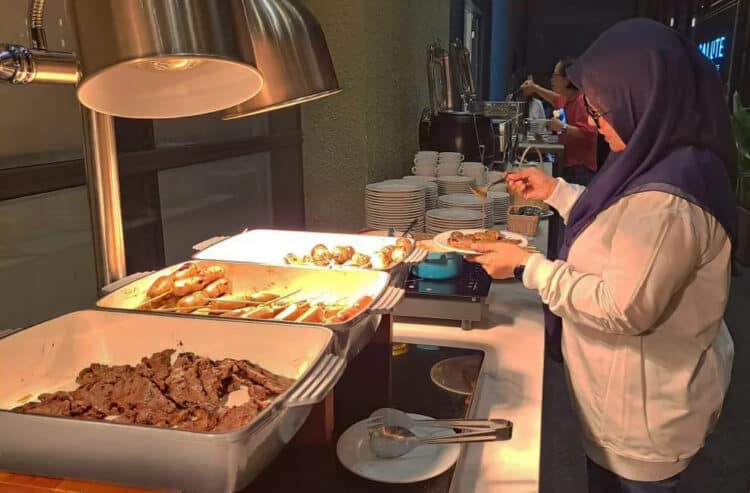 Kenikmatan BBQ Buffet Sizzle & Smoke Di Rooftop Vivere Hotel, Artotel Curated