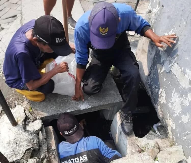 Satgas Kebersihan Karawaci Bersihkan Saluran Drainase