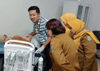 MEMBERIKAN PELAYANAN: Tenaga medis RSUD Tigaraksa sedang memberikan pelayanan kesehatan kepada pasien. (DOK/SATELIT NEWS)