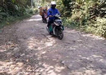 Ruas jalan Cicadas-Pasir Peteuy di Kecamatan Karang Tanjung, Kabupaten Pandeglang, masih rusak. Saat ini, Pemkab Pandeglang mendapatkan suntikan dana Rp16 Miliar, untuk pembangunan jalan dan jembatan. (ADIB FAHRIE/SATELITNEWS.COM)