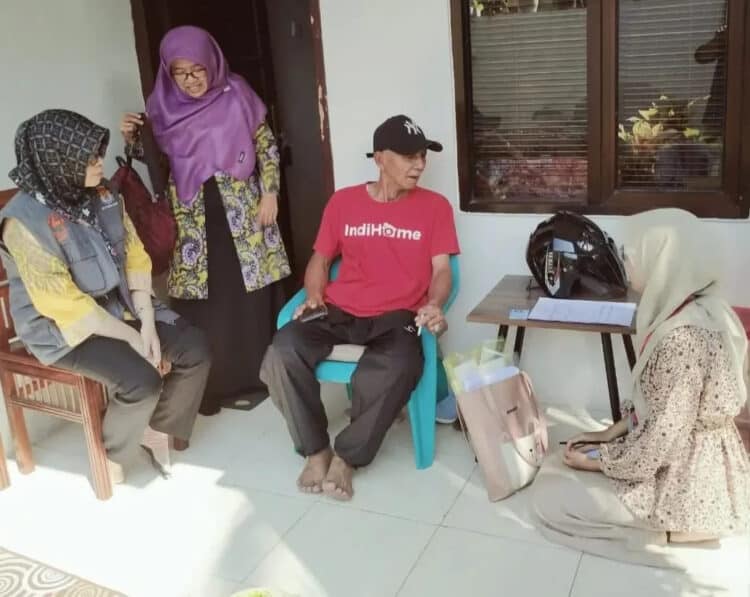 Ketua KPU Pandeglang, Nunung Nur Azizah, monitoring pelaksanaan Verfak Dukungan Bapaslon Independen, Selasa (2/7/2024). (ISTIMEWA)